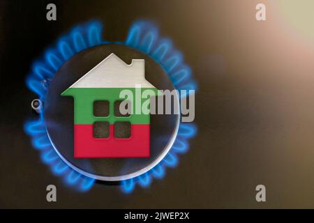 Gaskrise. Steigende Versorgungskosten in Bulgarien. Energiekrise, Export-Import-Probleme in Bulgarien. Das Konzept, der Gasbrenner und das Hausmodell sind farbig Stockfoto