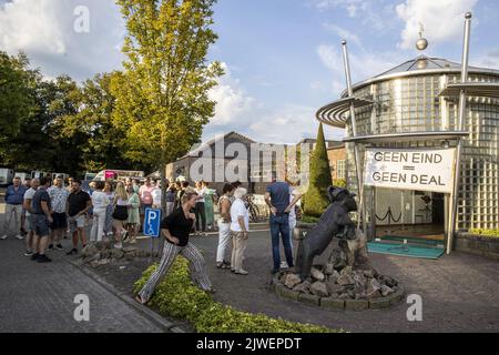 2022-09-05 18:22:36 ALBERGEN - Bewohner von Albergen vor dem Morshuis Konferenzzentrum vor der Sitzung. Die Gemeinde Tubbergen organisiert ein geschlossenes Treffen für diejenigen, die in unmittelbarer Nähe des Hotels 't Elshuis wohnen. Während des Treffens werden die Anwohner über die Einigung über die Aufnahme von Flüchtlingen im Hotel informiert. ANP VINCENT JANNINK niederlande Out - belgien Out Stockfoto