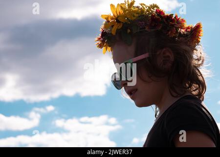 Gesicht Mädchen 5 Jahre alt in schwarzer Sonnenbrille gegen den Himmel, Sommer Zeit Konzept kopieren Raum. Stockfoto