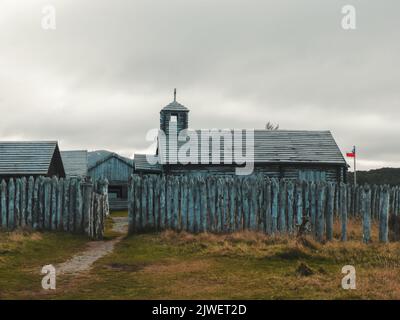 Ein Kirchengebäude aus Holz unter einer Wolkenlandschaft in Fuerte Bulnes, Punta Arenas, Chile Stockfoto