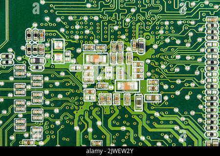 Widerstände, Kondensatoren, Transistoren auf einer elektronischen Computerplatine Stockfoto