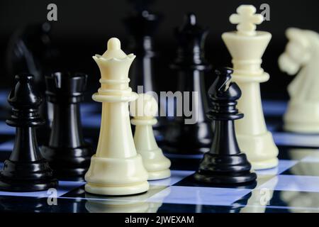 Schwarz-weiße Schachfiguren auf dem Schachbrett Stockfoto