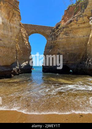 Römische Brücke am Studentenstrand, Lagos - Algarve, Portugal. Stockfoto