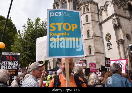 London, England, Großbritannien. 5. September 2022. Demonstrator hält während des Protestes ein Plakat mit der Aufschrift Stop Ruanda Deportations. Demonstranten versammelten sich am ersten Tag einer Klage vor dem Obersten Gerichtshof wegen des Abkommens von Ruanda, nach dem das Vereinigte Königreich Asylbewerber zwangsweise nach Ruanda entsenden würde, vor den königlichen Gerichtshöfen. (Bild: © Thomas Krych/ZUMA Press Wire) Stockfoto