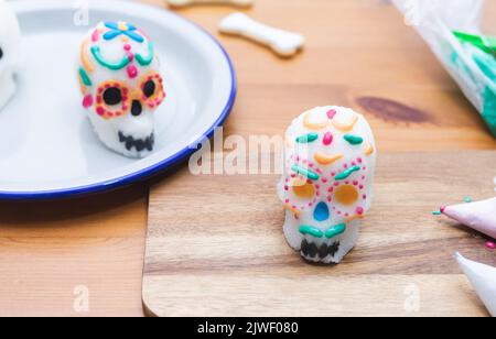 Totenkopf-Dekoration für den Tag der Toten in Mexiko. Speicherplatz kopieren. Typische mexikanische Party. Stockfoto