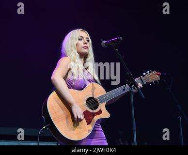 4. September 2022, Portsmouth, Virginia, USA: MEGAN MORONEY bringt am 4. September 2022 ein Land in den Pavillon der Atlantic Union Bank in Portsmouth, Virginia. Foto.Â© Jeff Moore (Kreditbild: © Jeff Moore/ZUMA Press Wire) Stockfoto