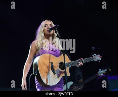 4. September 2022, Portsmouth, Virginia, USA: MEGAN MORONEY bringt am 4. September 2022 ein Land in den Pavillon der Atlantic Union Bank in Portsmouth, Virginia. Foto.Â© Jeff Moore (Kreditbild: © Jeff Moore/ZUMA Press Wire) Stockfoto