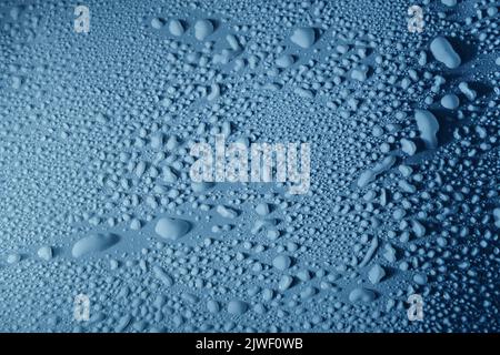Blaue Wassertropfen, Tau auf glatter Oberfläche Stockfoto