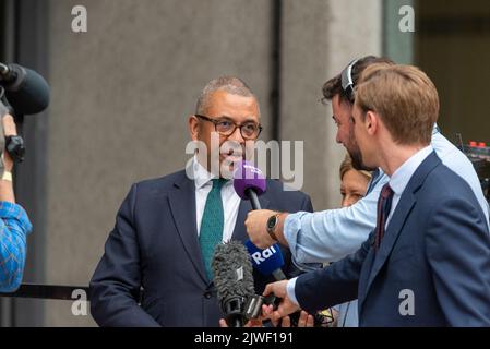 Abgeordneter James war geschickt nach der Wahl des neuen konservativen Parteivorsitzenden und neuen Premierministers vor dem Queen Elizabeth II Centre, London, Großbritannien Stockfoto