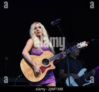 4. September 2022, Portsmouth, Virginia, USA: MEGAN MORONEY bringt am 4. September 2022 ein Land in den Pavillon der Atlantic Union Bank in Portsmouth, Virginia. Foto.Â© Jeff Moore (Kreditbild: © Jeff Moore/ZUMA Press Wire) Stockfoto