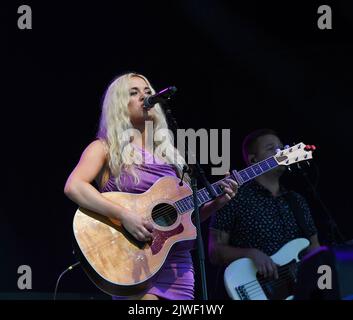 4. September 2022, Portsmouth, Virginia, USA: MEGAN MORONEY bringt am 4. September 2022 ein Land in den Pavillon der Atlantic Union Bank in Portsmouth, Virginia. Foto.Â© Jeff Moore (Kreditbild: © Jeff Moore/ZUMA Press Wire) Stockfoto