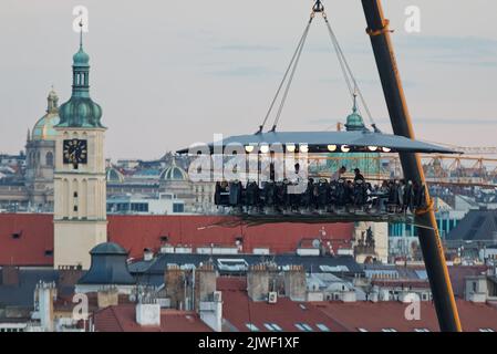 Prag - 4. September: Dinner in the Sky am 4. September 2022 am Moldau-Ufer in Prag, Tschechische Republik. Dächer und Türme der Altstadt von P Stockfoto