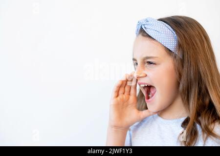 Kinderansage erregte das kleine Mädchen, das schrie Stockfoto