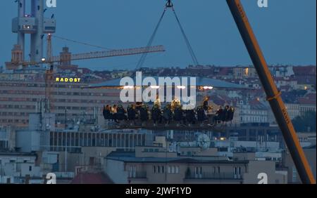 Prag - 4. September: Dinner in the Sky am 4. September 2022 am Moldau-Ufer in Prag, Tschechische Republik. Zizkov Fernsehturm im Hintergrund. Stockfoto