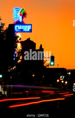 Innenstadt in einer belebten Stadt Auto Lichter verschwimmen Geschwindigkeit Langzeitbelichtung Chief Theatre Zeichen Pocatello Stockfoto