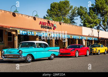 Hellblau 1957 Chevrolet Bel Air, Red Corvette Stingray, Yellow Ford Mustang parkte vor Anita's Cocina Mexican Restaurant in Wickenburg, Ariz Stockfoto
