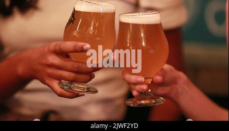 Zwei Biere vom Fass, weibliche Hände Stockfoto