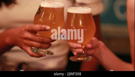 Zwei Biere vom Fass, weibliche Hände Stockfoto