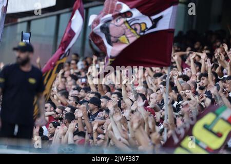 Salerno, Italien. 05. September 2022. Salernitana-Fans während des Fußballspiels der Serie A zwischen der US-Salernitana und dem FC Empoli im Arechi-Stadion in Salerno (Italien), 05.. September 2022. Foto Cesare Purini/Insidefoto Kredit: Insidefoto di andrea staccioli/Alamy Live News Stockfoto