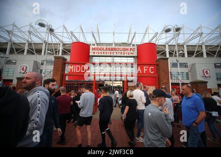 Middlesbrough, Großbritannien. 5. September 2022. Vor dem Sky Bet Championship-Spiel im Riverside Stadium, Middlesbrough, versammeln sich die Fans in der Fanzone vor den Toren des „Ayresome Park“. Bildnachweis sollte lauten: Lexy Ilsley/Sportimage Kredit: Sportimage/Alamy Live News Stockfoto