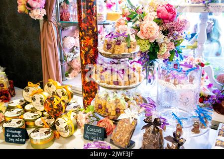 Auswahl an Süßwaren im Café & Conditorei 1842, Zürich, Schweiz Stockfoto