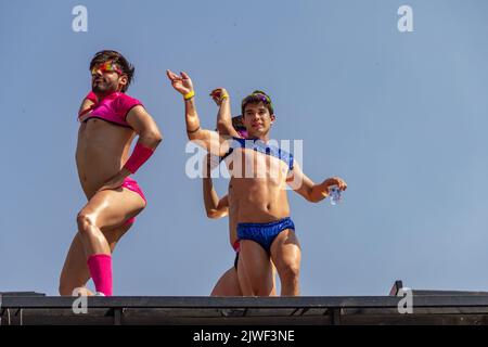 Goiânia, Goias, Brasilien – 05. September 2022: Drei junge Menschen tanzen auf einem elektrischen Trio. Foto während der LGBT-Parade in Goiania. Stockfoto