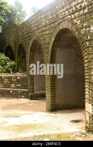 1882 bauten die Briten diesen Kanal auf 52 Säulen, 40 Meter über dem Boden auf der Straße nach Bel-Basani in Fatehpur, neben Haldwani Stockfoto