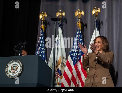 Boston, Usa. 05. September 2022. Die US-Vizepräsidentin Kamala Harris begrüßt die Teilnehmer, als sie am Montag, den 5. September 2022, zum jährlichen Frühstück des Greater Boston Labour Council im Boston Park Plaza Hotel eintrifft. Foto von Amanda Sabga/UPI Credit: UPI/Alamy Live News Stockfoto