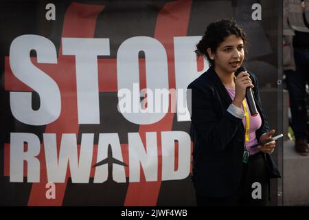 Glasgow, Schottland, 5. September 2022. Roza Salih, in Kurden geborene, schottische Politikerin und Menschenrechtsaktivistin, spricht bei einer Stop Rwanda Kundgebung gegen Abschiebungen von Asylbewerbern und Flüchtlingen nach Ruanda im Rahmen einer neuen Politik der konservativen Regierung am 5. September 2022 auf dem George Square in Glasgow, Schottland. Stockfoto
