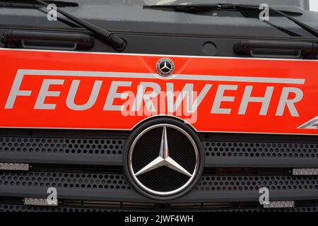 Nahaufnahme des Kühlergrills des Feuerwehrfahrzeugs der Automobilfirma Mercedes Benz. Stockfoto