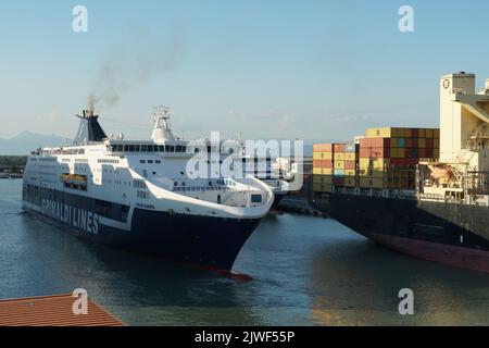 RO-RO, Passagierschiff mit blauem Rumpf und weißer Oberseite, betrieben von der italienischen Firma Grimaldi Lines. Stockfoto