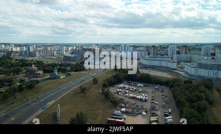 Mehrspurige Stadtautobahn. Mehrstöckige Gebäude in den Vororten. Luftaufnahmen. Stockfoto