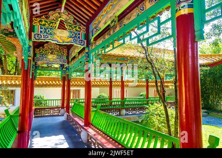 Farbenfrohe Pavillonwege im China Garden (Chinagarten Zürich), Seefeld, Zürich, Schweiz Stockfoto