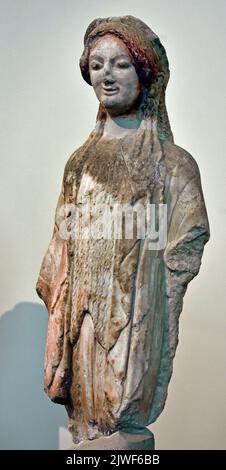 Antike griechische archaische Statue eines kores, Akropolis Athen, 490 v. Chr. Nationales Archäologisches Museum in Athen. Stockfoto