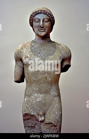 Antike griechische archaische Statue eines kores, Akropolis Athen, 490 v. Chr. Nationales Archäologisches Museum in Athen. Stockfoto