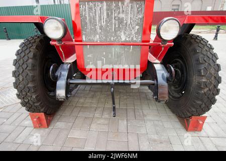 Elemente eines alten Feuerwehrwagens. Das Auto ist rot lackiert. Nahaufnahme. Stockfoto