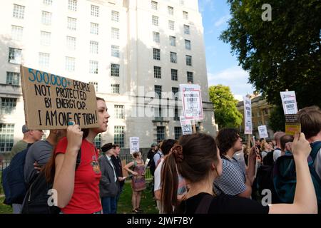 London, Großbritannien. 5 SEP, 2022. „Don't Pay UK“-Protest vor der Downing Street an dem Tag, an dem Liz Truss als neue konservative Parteiführerin angekündigt wurde und in einem Streit gegen den anderen konservativen Führungsanwärter Rishi Sunak zum nächsten Premierminister werden wird. „Don't Pay UK“ ist eine Bewegung gegen den enormen Anstieg der Energiekosten und fordert eine erschwingliche Preisobergrenze. Stockfoto