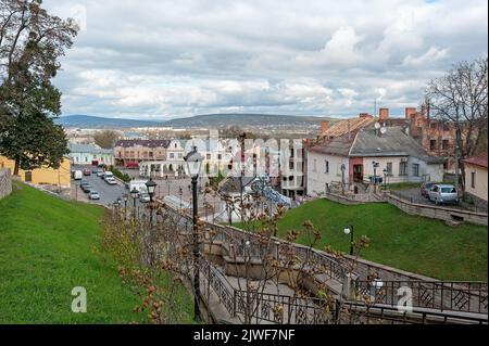 Weg hinunter zum Türkischen Platz (Turetska Krynytsya Platz) in Tschernivtsi, Ukraine Stockfoto