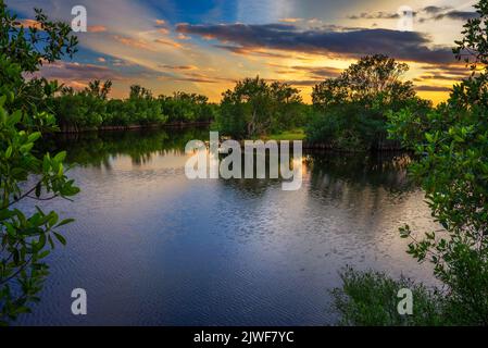 Farbenfroher Sonnenuntergang über einem See im Everglades National Park, Florida Stockfoto