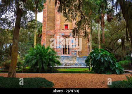 Der Singing Tower mit seiner verzierten Messingtür in Lake Wales, Florida Stockfoto