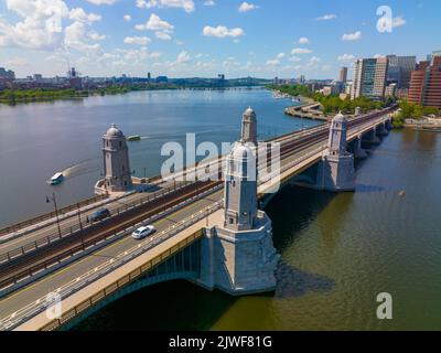 Longfellow Bridge-Luftaufnahme, die die Stadt Boston (links) und Cambridge (rechts) über den Charles River, Boston, Massachusetts, USA, verbindet. Die Brücke Stockfoto