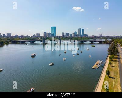 Longfellow Bridge-Luftaufnahme, die die Stadt Cambridge und Boston über den Charles River mit der Skyline von Back Bay, Boston, Massachusetts, USA, verbindet. Stockfoto