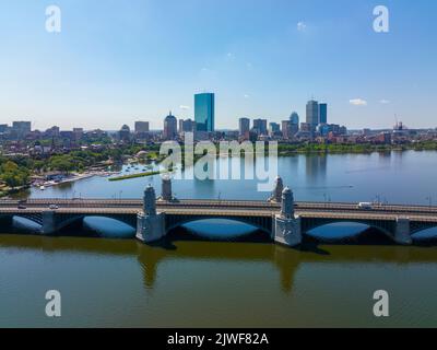 Longfellow Bridge-Luftaufnahme, die die Stadt Cambridge und Boston über den Charles River mit der Skyline von Back Bay, Boston, Massachusetts, USA, verbindet. Stockfoto