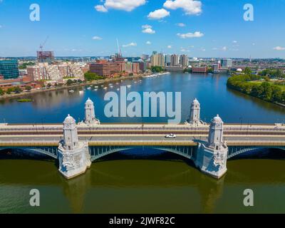 Longfellow Bridge-Luftaufnahme, die die Stadt Cambridge (links) und Boston (rechts) über den Charles River, Boston, Massachusetts, USA, verbindet. Die Brücke Stockfoto