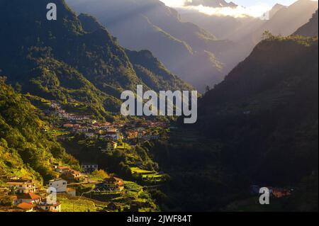 Sonnenuntergang über den Dörfern in den Bergen der Madeira-Inseln, Portugal Stockfoto