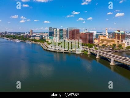 Skyline von Cambridge Kendall Square und Luftaufnahme von Longfellow Bridge, Boston, Massachusetts, USA. Die Brücke verbindet Cambridge und Boston über Charl Stockfoto