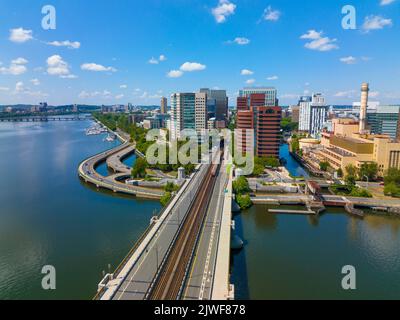 Skyline von Cambridge Kendall Square und Luftaufnahme von Longfellow Bridge, Boston, Massachusetts, USA. Die Brücke verbindet Cambridge und Boston über Charl Stockfoto