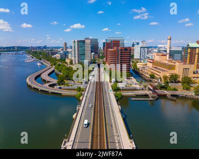 Skyline von Cambridge Kendall Square und Luftaufnahme von Longfellow Bridge, Boston, Massachusetts, USA. Die Brücke verbindet Cambridge und Boston über Charl Stockfoto