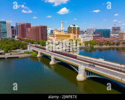 Skyline von Cambridge Kendall Square und MBTA-Zug mit roter Linie auf der Luftaufnahme der Longfellow Bridge, Boston, Massachusetts, USA. Die Brücke verbindet Cambridg Stockfoto
