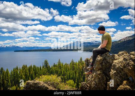 Wanderer genießen den Blick auf Lake Tahoe vom Eagle Rock in Kalifornien Stockfoto